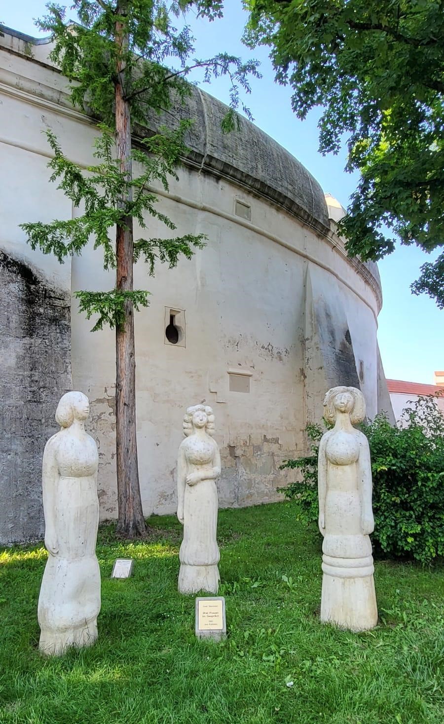 Bild: Kunstmuseum%20Donau-Ries%20-%20Aktuell-Dateien/3 Marktfrauen an der alten Bastei - Foto Annette Steinacker-Holst.jpg